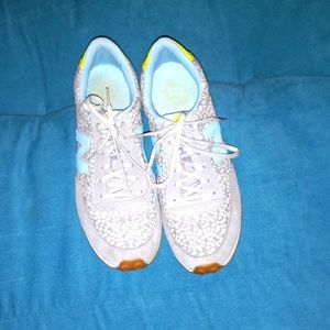 New Balance baby blue and Gray tennis shoes GUC